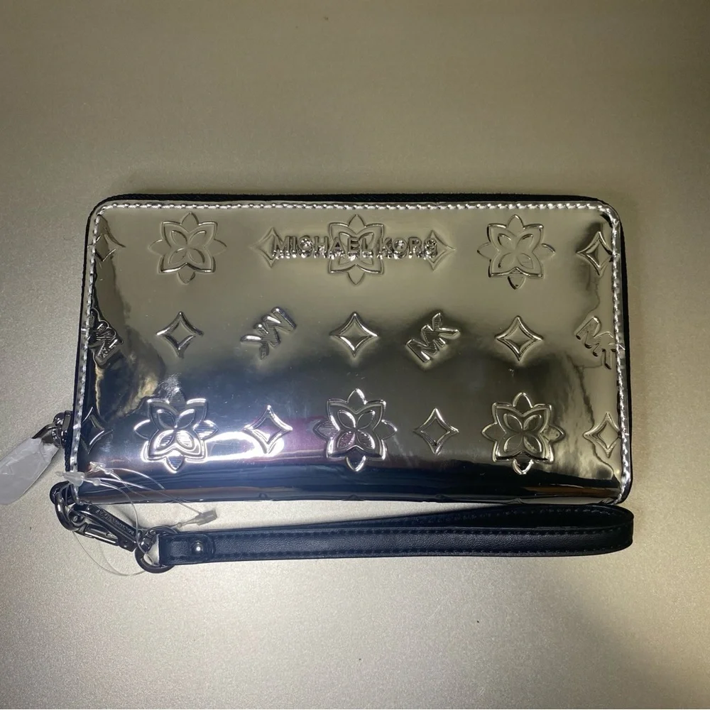 NWT ULTRA RARE MICHAEL KORS SILVER METALLIC MIRROR JET SET TRAVEL WRISTLET